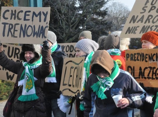 Najgłośniejsi podczas pikiety przed urzędem miasta byli najmłodsi zawodnicy i zawodniczki Lechii. Prezydent znalazł na nich sposób...