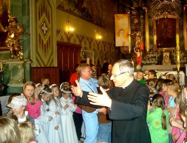 Ksiądz biskup Antoni Długosz zachęcał do bycia radosnym i sam tańczył w kościele 