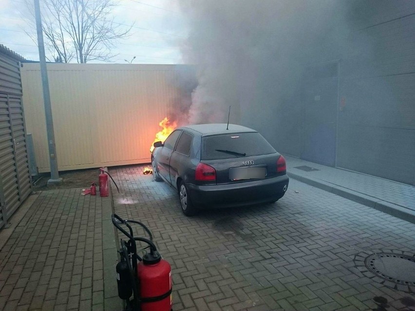 Nowosolski policjant patrolując miasto zauważył płonący na...