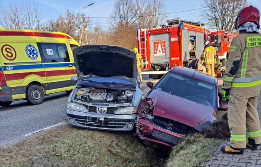 W Ninkowie w gminie Borkowice zderzyły się dwie osobówki.