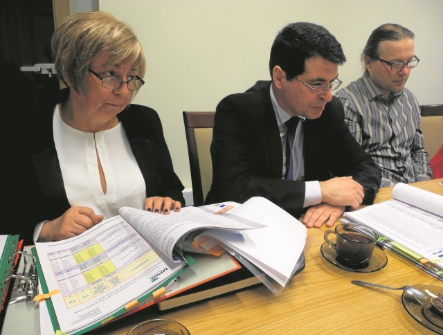 Lucyna Walawska i Sebastian Szwajlik (obok) tłumaczyli się z planowanych podwyżek komisji gospodarczej. We wtorek swoje wyliczenia kosztów będą musieli pokazać pozostałym rajcom