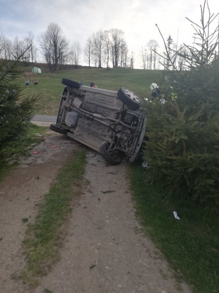 Podhale. Samochód dachował, dwie osoby ranne trafiły do szpitala 