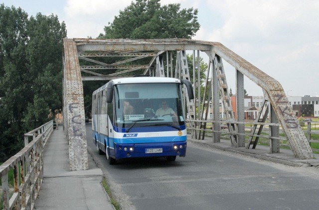 Linie MKS jeżdżące przez most w Trzebownisku obsługują najlżejsze autobusy należące do PKS. Dyrekcja firmy zapewnia, że jej kierowcy nie łamią przepisów. Niebawem znowu sprawdzą to inspektorzy transportu drogowego.