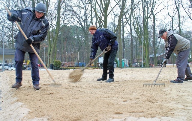 Grunt pod lodowisko, które w parku zostanie uruchomione w połowie grudnia, przygotowywali w czwartek: (od lewej) Adam Poliński, Dariusz Komrowski i Jarosław Poliński, pracownicy MORiW-u .