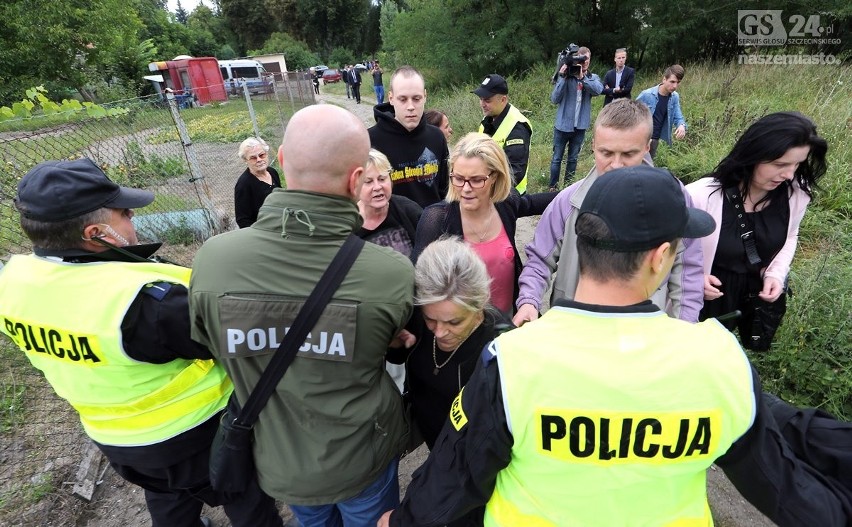 Szczecin: Śmiertelnie postrzelony 22-latek. Wizja lokalna wśród dymu petard i krzyków 