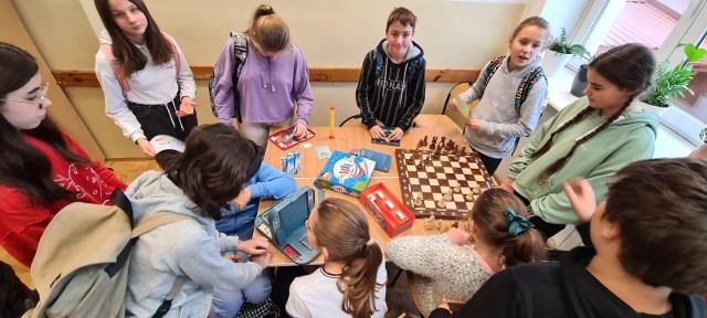 W Szkole Podstawowej w Drohojowie na przerwach międzylekcyjnych uczniowie grają w planszówki.