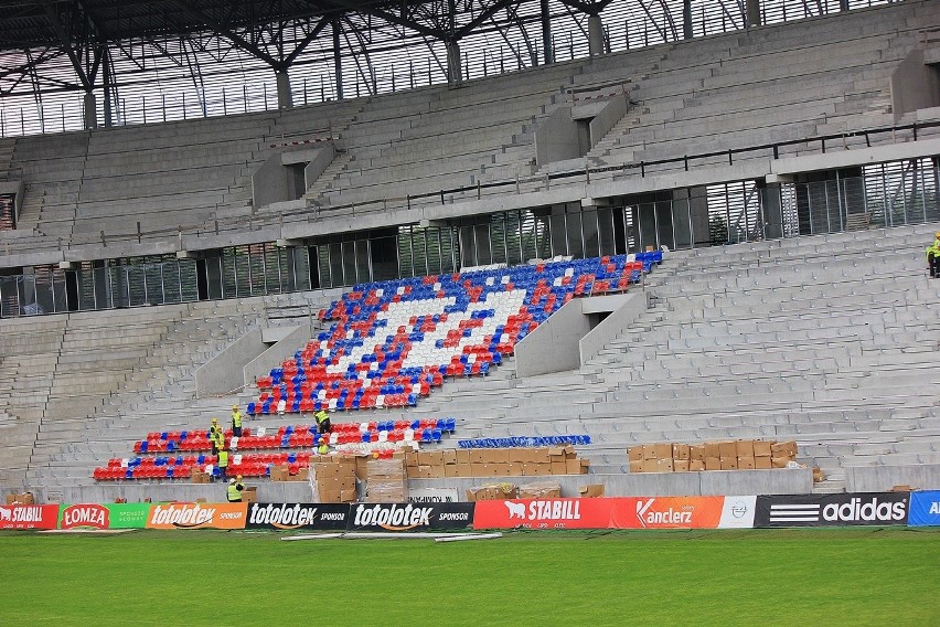 Budowa stadionu Górnika Zabrze. Krzesełka tworzą napis "TORCIDA" [ZDJĘCIA]
