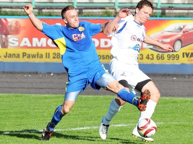 Karpaty Krosno-Partyzant TargowiskaRemisem 2-2 (2-1) zakończyło się spotkanie Karpat Krosno (białe stroje) z Partyzantem Targowiska