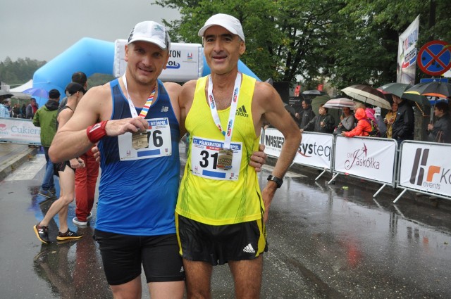 Mirowianin Karol Grabda (z lewej) cieszył się z 24 miejsca w biegu głównym w Skarżysku. Tu z Ukraińcem, Petro Michalczukiem.