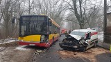 Wypadek autobusu MPK Łódź na Okólnej. Sprawcą pijany kierowca. Ranni pasażerowie autobusu. Dziewczynka głową wybiła szybę w autobusie [FOTO]