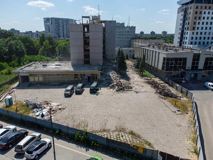 Rozebrana została już połowa dawnej siedziby Miastoprojektu....