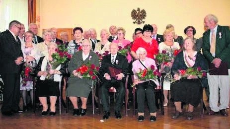 Małżonkowie świętujący złote, szmaragdowe i diamentowe gody zostali odznaczeni specjalnymi medalami przyznawanymi przez prezydenta Polski. Odnowili też przysięgę małżeńską.