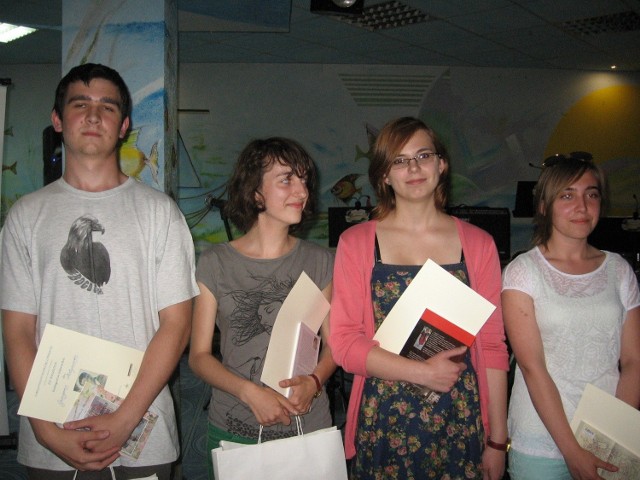 Laureaci konkursu literackiego: od prawej - Patrycja Nowicka, Olga Siek, Aleksandra Młynarska i Grzegorz Matyszczak
