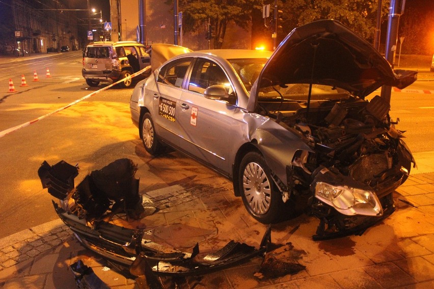 Wypadek na Łąkowej w Łodzi. Skoda zderzyła się z taksówką. Dwie osoby ranne [ZDJĘCIA, FILM]