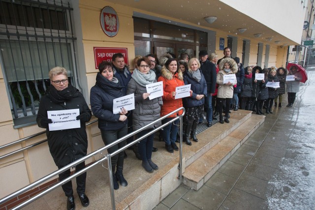 Pracownicy Sądu Okręgowego w Słupsku nie zgadzają się z "nie" porozumieniem - jak to określają - jakie zawarły związki zawodowe. W samo południe wyszli przed gmach sądu.
