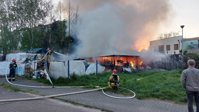 Do pożaru doszło w czwartek w godzinach wieczornych na terenie jednej z hurtowni przy ulicy Poprzecznej w Koszalinie.