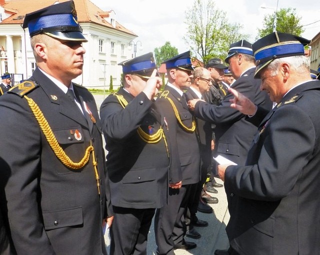 Strażacy ubrani w galowe stroje odbierali odznaczenia z rąk komendanta powiatowego st. bryg. Wacława Gresia (z prawej) oraz starosty sokólskiego Franciszka Budrowskiego (drugi z prawej)