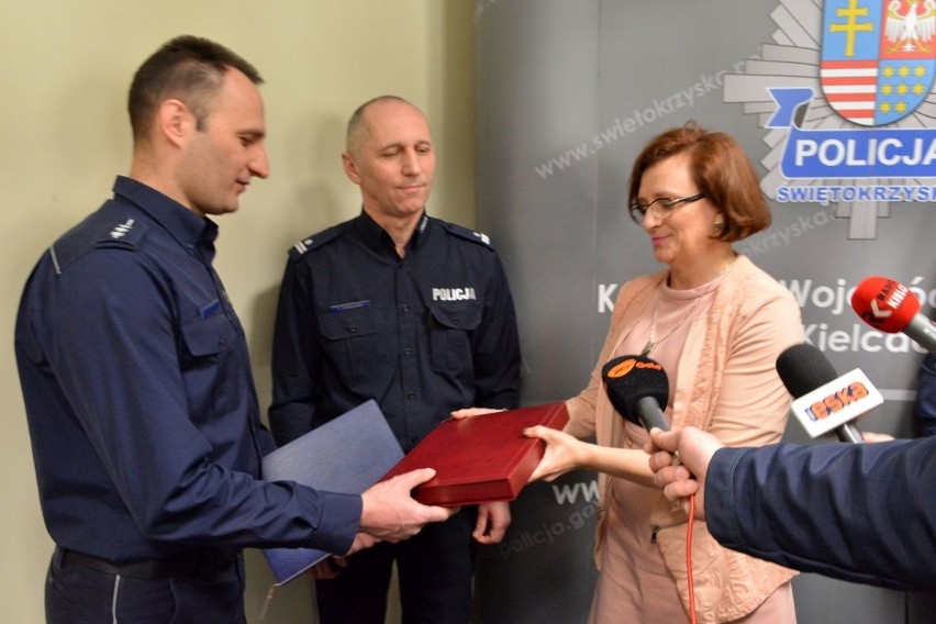 Policjant - bohater z Kielc nagrodzony. Uratował życie dziecka przez telefon