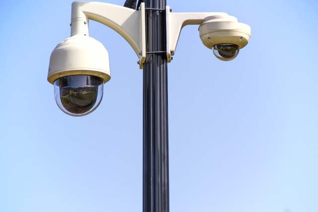 W Kostrzynie na miejski monitoring składa się 12 kamer. Bywa jednak tak, że nikt nie śledzi obrazu, który rejestrują.