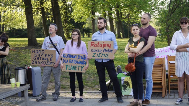 Nie zabierajcie nam przyszłości - skandowali protestujący pod Teatrem Dramatycznym w Białymstoku