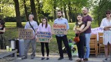 Strajk dla Ziemi 2019 w Białymstoku. Młodzi ludzie protestowali pod teatrem dramatycznym w obronie środowiska i klimatu (zdjęcia, wideo)