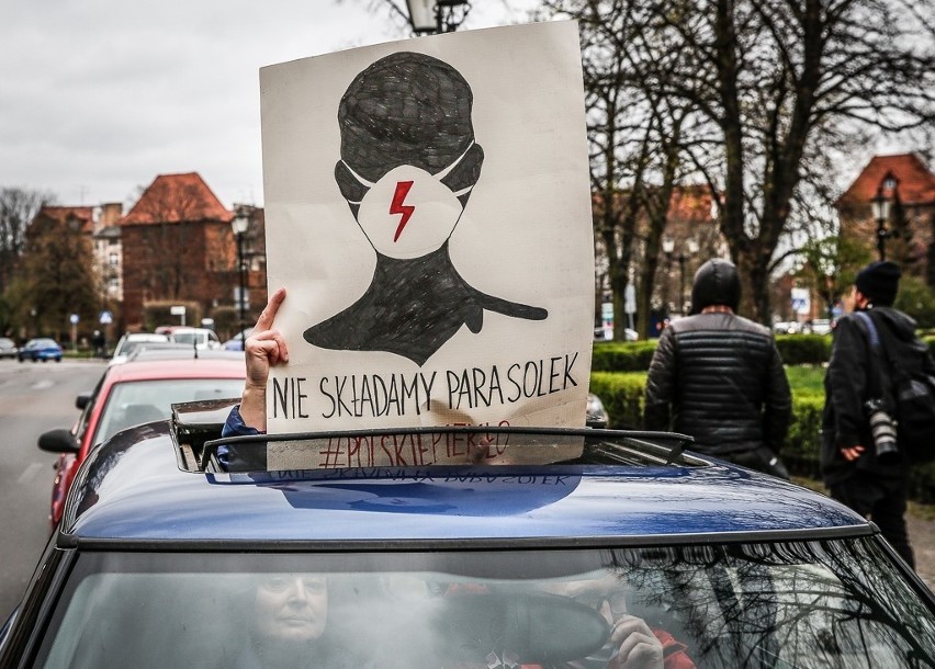 Protest kobiet w Trójmieście 15.04.2020. Maseczki z błyskawicą w Gdyni i kolejka po prawa człowieka w Gdańsku [wideo, zdjęcia]