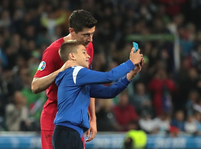 Robert Lewandowski zajmuje 7. miejsce w rankingu najlepiej zarabiających sportowców na TikToku - podaje portal Golf Support. Ile zarabia za jeden post? Jakie kwoty inkasują inni sportowcy? Stawki przeanalizował i podał portal Golf Support, publikując ranking najlepiej zarabiających sportowców indywidualnych na TikToku.Zobacz TOP 7 najlepiej zarabiających sportowców na TikToku i stawki, jakie otrzymują za jeden wpis! >>>