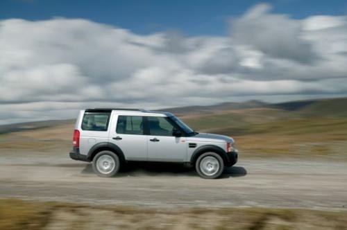 Fot. Land Rover: Duży prześwit i nowoczesne zwieszenie...