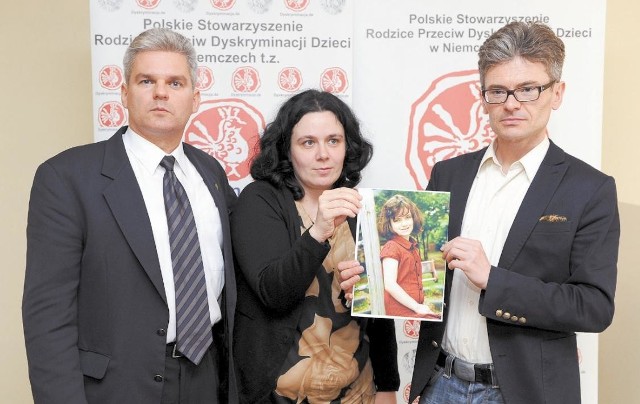Wojciech Pomorski, matka Alishy i Markus Matuschczyk, pełnomocnik rodziny Stewart na konferencji poświęconej sprawie dziewczynki.