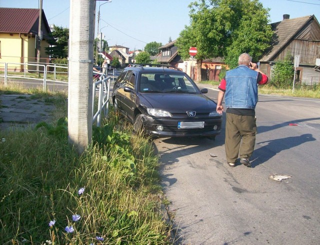 Peugeot ucierpiał w czwartek po zderzeniu z matizem na skrzyżowaniu ulic Odrodzenia i Kaszubskiej. Wieczorem, po drugiej kolizji w tym miejscu, zostały ścięte barierki widoczne na zdjęciu.