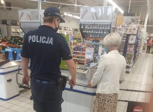 Policja i sanepid odwiedzają m.in. lokalne sklepy