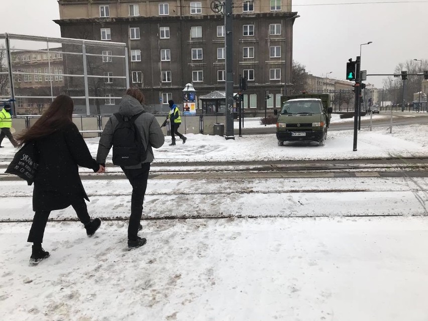 Kraków. Śnieżna zima ponownie zaatakowała miasto. Trwa wielkie odśnieżanie i sypanie soli i piasku [ZDJĘCIA]