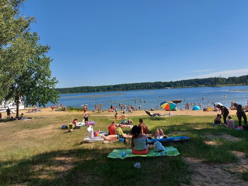 W niedzielę 20 czerwca setki plażowiczów odwiedziły Zalew...