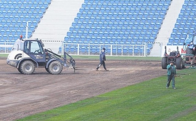 Dlaczego trawa na Bułgarskiej nie chciała rosnąć? Tym akurat prokuratura się nie interesowała, ale cała Polska już tak. Nieprzypadkowo Poznań reklamował stadion hasłem "A nam już trawa rośnie"