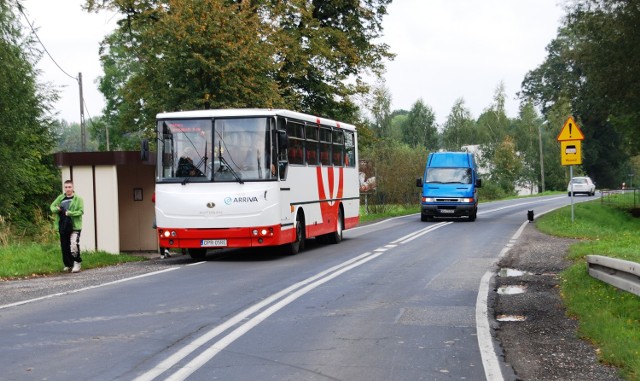 Przy ruchliwej drodze nie ma ani chodników, ani zatok autobusowych.