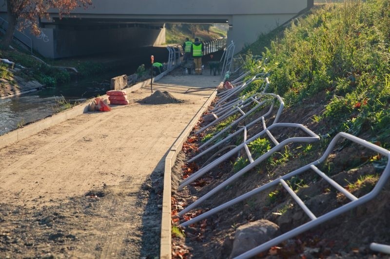 Al. Piłsudskiego. Droga dla rowerów pod mostem z opóźnieniem (zdjęcia)