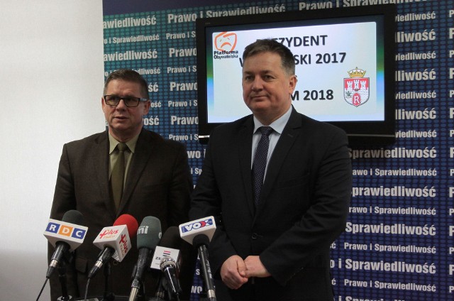 O programie drogowym mówili w czasie konferencji prasowej przewodniczący Rady Miejskiej z PiS Dariusz Wójcik (z prawej) i szef klubu radnych PiS Marek Szary.