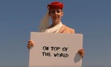 Dubaj. Linia Emirates zadziwiła świat nową reklamą. Stewardessa na szczycie Burj Khalifa