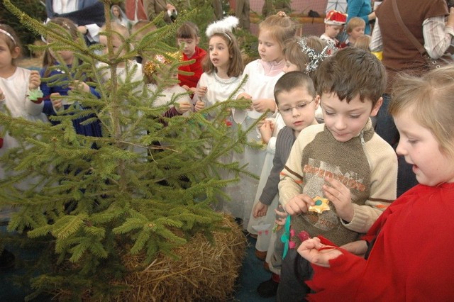 Jedną z konkurencji jarmarku w przyrodniczej było ubieranie choinki. Dzieci same przygotowały ozdoby i bardzo się starały, by ich drzewko było najładniejsze.