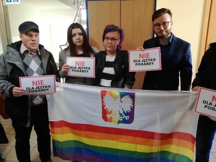 Radny Pitucha kontra organizator Marszu Równości w Lublinie. Gorąco przed salą rozpraw. Zobacz ZDJĘCIA