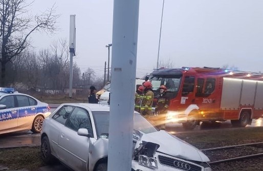 Poranne wypadki w Łodzi. Kierowca uderzył w latarnię! ZDJĘCIA