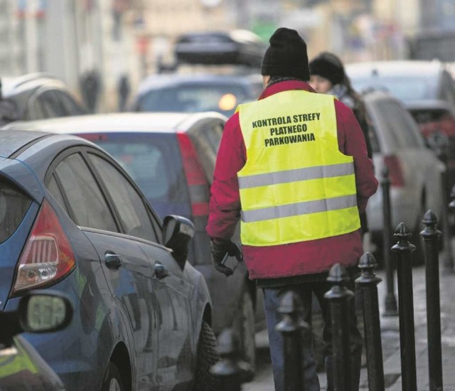 W Krakowie pracuje 50 kontrolerów strefy płatnego parkowania