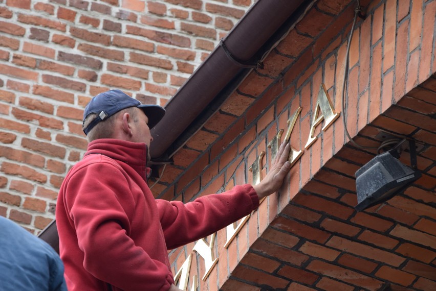 Bazylika mniejsza w Sieradzu. Zamontowali już napis