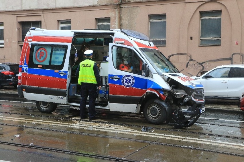 Wypadek karetki pogotowia na Traugutta [ZDJĘCIA]