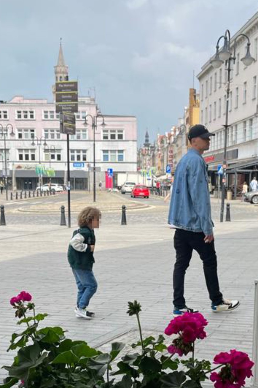 Sfotografowali Wojciecha Szczęsnego na mieście z synkiem. Oto, co zrobił, gdy spadł mu bucik! [PAPARAZZI]