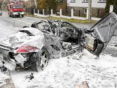 Porsche boxter 33-latka wypadło z drogi na ul. Piłsudskiego. Samochód uderzył w ogrodzenia budynków i słup energetyczny, w końcu się zapalił. FOT. KUBA TOPORKIEWICZ LIMANOWA.IN