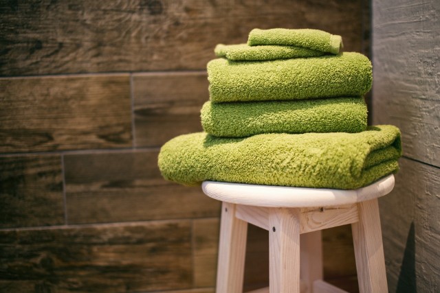 Na pytanie o to, jak często należy wymieniać i prać ręczniki praktycznie każdy ma inną odpowiedź. To wiedza, którą najczęściej wynosimy z rodzinnego domu i mało kto sprawdza, czy jest zgodne ze standardami higieny.Zobacz na następnych stronach, co ile należy wymieniać ręczniki ze względów higienicznych i praktycznych. Aby przejść do galerii, przesuń zdjęcie gestem lub naciśnij strzałkę w prawo.