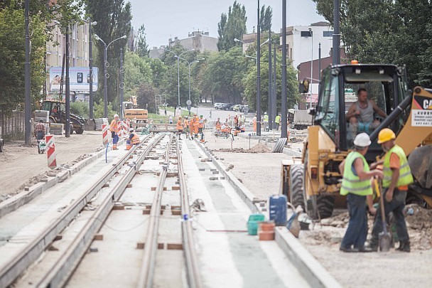 Nowe torowisko układane jest na betonowej podstawie.