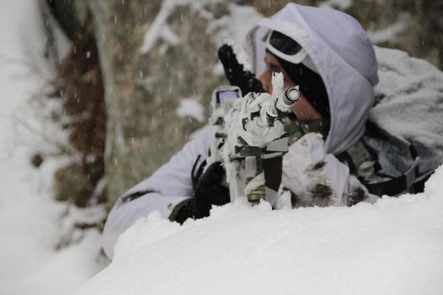 Podhalańczycy ćwiczą w górachJutro ostatni dzień zimowego szkolenia Podhalańczyków w Tatrach. Szkolą się tam żołnierze - zwiadowcy kompanii rozpoznawczej.