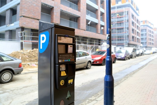 Kierowcy narzekają na nowe parkomaty. Urzędnicy ich bronią